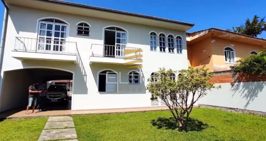 Casa com 04 dormitórios, sendo 01 suíte no bairro Abraão - Florianópolis / SC