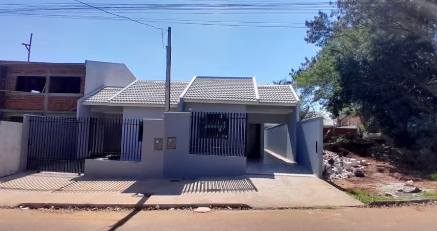 Casa com 3 quartos com corredor lateral;