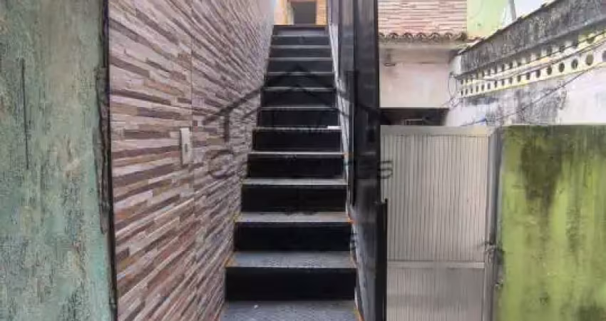 Casa com 2 quartos para alugar na Rua Licínio Barcelos, 671, Irajá, Rio de Janeiro
