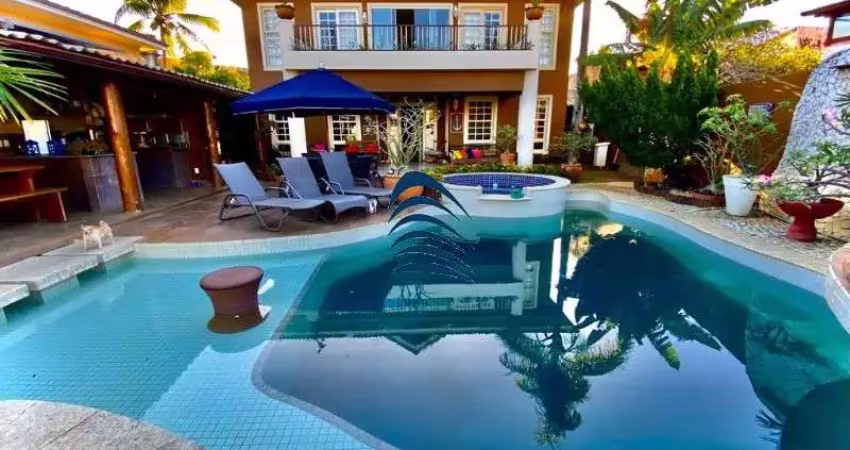 Excelente casa triplex, próximo da praia de vilas do atlântico, rua super tranquila, sem saída, piscina  ampla com cascata, iluminação, hidromassagem além de um maravilhoso espaço gourmet