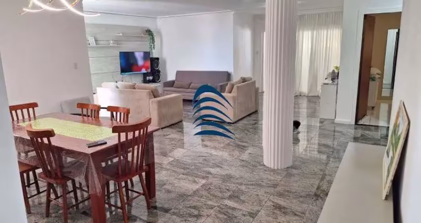 Apartamento amplo, 3/4 sendo duas suítes, porteira fechada, 170m2, 03 banheiros, térreo, armários, e a suíte master com closet, 01 vaga de garagem.