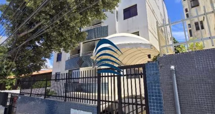 Apartamento Térreo no Costa Azul, com 2/4 sendo uma suíte, 64 m², área de serviço, varanda ampla, móveis planejados, uma vaga de garagem coberta.