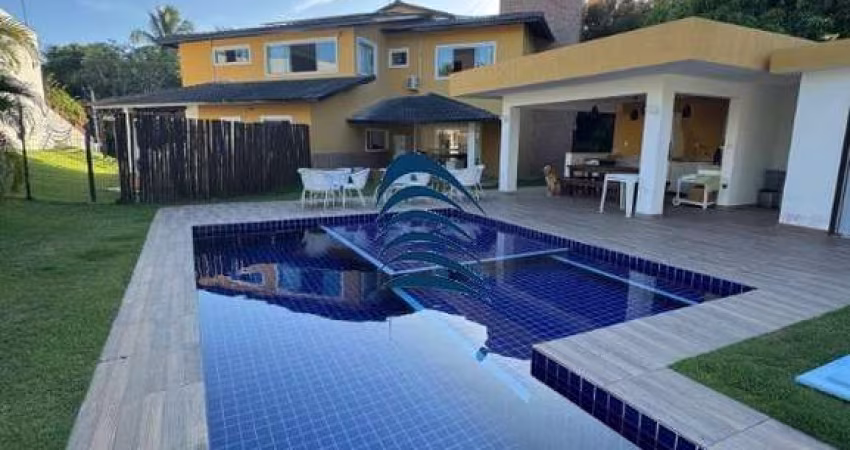 Casa  com 5 suítes climatizadas, armários planejados, sendo 2 com closet e a principal com hidromassagem.