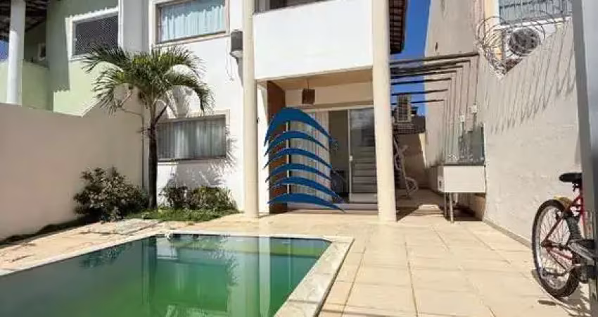 Excelente casa em lauro de freitas    casa possui 300m2, 4 suítes com closet na master, apoio para empregada, área de serviço, suíte master com jacuzzi.