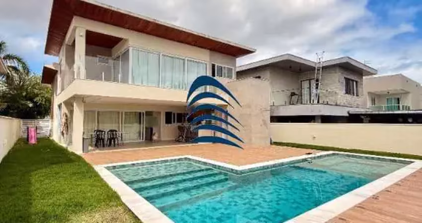 Casa em fino acabamento, nova, terreno na melhor quadra do condomínio, lote plano, 5 amplas suítes + gabinete, sala de jantar, sala de estar com pé direito duplo, cozinha com integração com área gourm