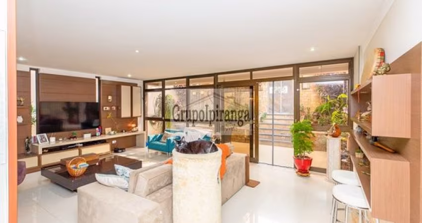 Sobrado com 5 dormitórios, 3 suítes, sala de jantar e estar integradas com parede de vidro para o jardim e 4 vagas.