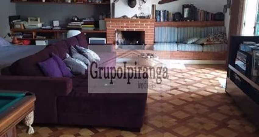 CASA  térrea com piscina, 3 dormitórios sendo uma suíte,  mais 1 dormitório independente com suíte e 9 vagas de garagem.