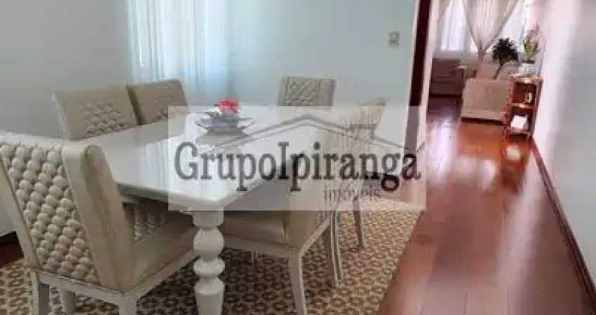 Sobrado com 4 quartos sendo 3 suítes, 4 Vagas, Quintal lateral e nos fundos.