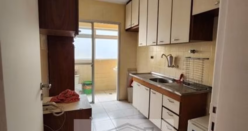 Apartamento 2 dormitórios, sala dois ambientes e uma vaga de garagem.