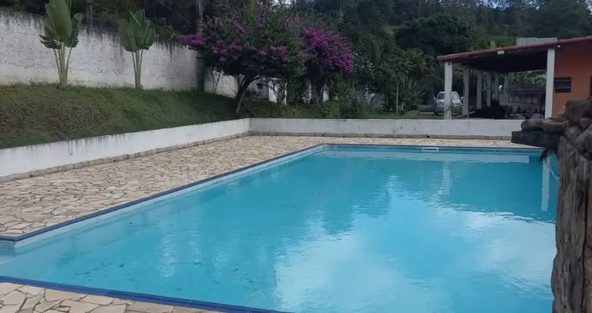 Chácara com piscina, lago e churrasqueira, Casa com 4 dormitórios sendo 2 suítes, toda cercada com muro e portão automático.
