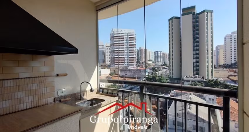 Apartamento com varanda gourmet e churrasqueira, 2 dormitórios, 1 suíte e 2 vagas de garagem cobertas.