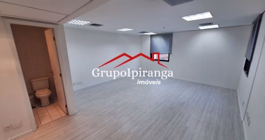 Sala comercial de 31,5 m², com depósito , banheiro, ar condicionado e 1 vaga