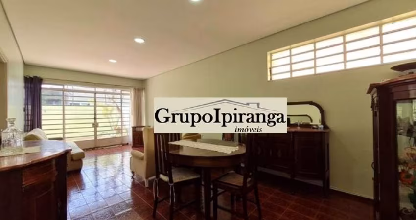 Casa térrea com edícula, 03 dormitórios sendo 1 suíte, quintal e 4 vagas de garagens