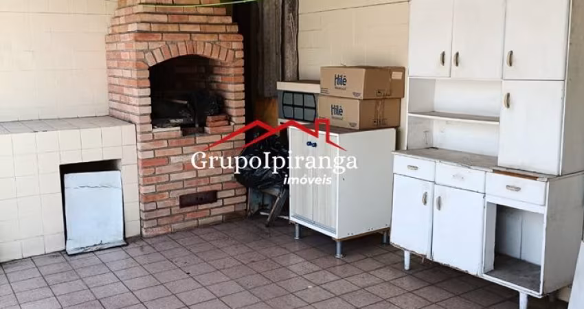 Casa antiga totalmente térrea para REFEROMAR! 3 dormitórios sendo uma suíte e vagas para 4 carros.
