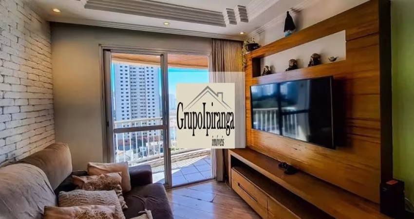 Apartamento com sacada, 3 dormitórios sendo 1 suíte, e 2 vagas de garagem.