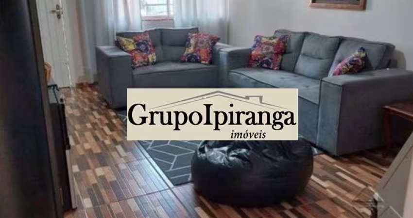 Sobrado com 2 dormitórios, quintal e 3 vagas de garagem.