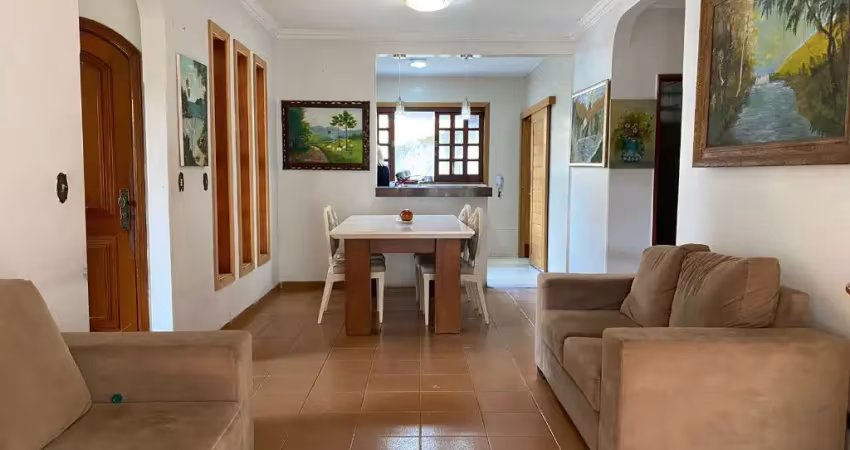 Casa Térrea de Alto Padrão no Setor Bueno – 4 Suítes + Varanda Gourmet