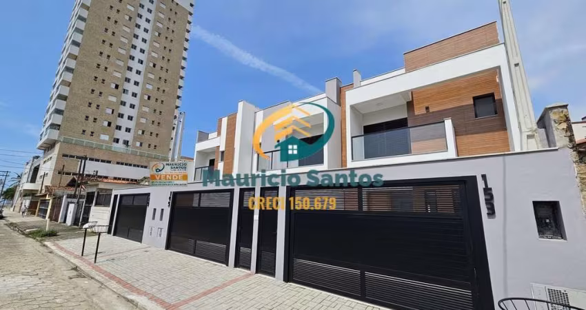 Sobrado Geminado em Mongaguá, bairro Jardim Aguapeú, Novo e com 3 suítes, lavabos e demais dependências, churrasqueira e piscina privativas!!