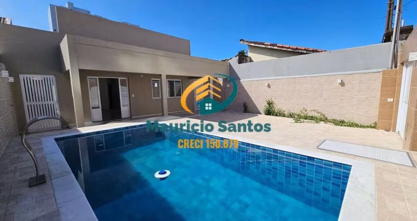 Casa Térrea em Mongaguá, bairro Vila São Paulo, nova e ampla com 3 dormitórios sendo 2 suítes, piscina e churrasqueira para o seu lazer, localizada na quadra da praia.