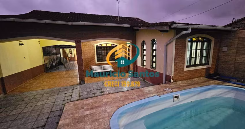 Casa em Mongaguá, bairro Itaóca, excelente localização, espaçosa com 4 dormitórios sendo 1 suíte, piscina e salão de festas para o seu lazer.