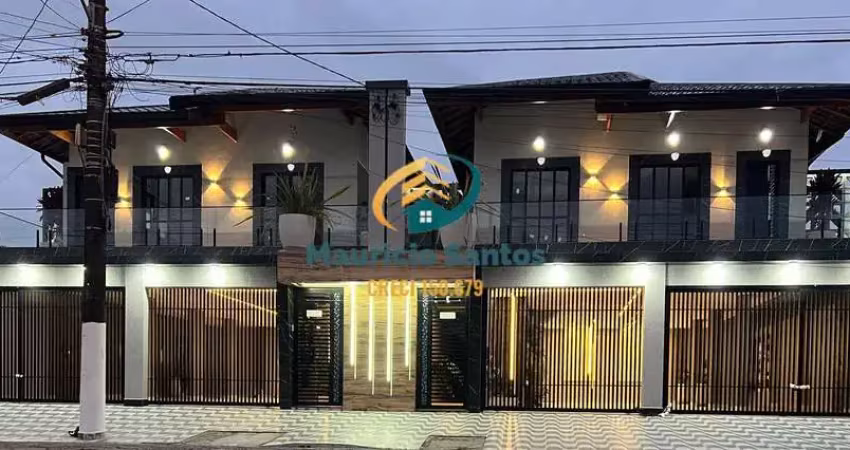 Casa Sobreposta alta em Praia Grande, bairro Maracanã, 2 dormitórios e demais dependências, 1 vaga em Condomínio fechado, lazer com piscinas e churrasqueira.