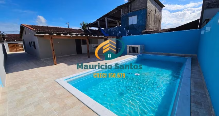 Casa em Mongaguá, bairro Flórida Mirim, 2 dormitórios sendo 1 suíte, 4 vagas de garagem, amplo quintal, piscina espaçosa e churrasqueira nos fundos, localizada lado SERRA, mas não muito distante da pr