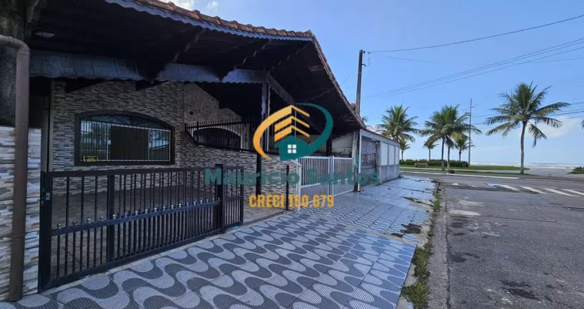 Casa térrea em Praia Grande, bairro Jardim Imperador, localizada na quadra do mar, 2 dormitórios sendo 1 suíte, 2 vagas, churrasqueira.