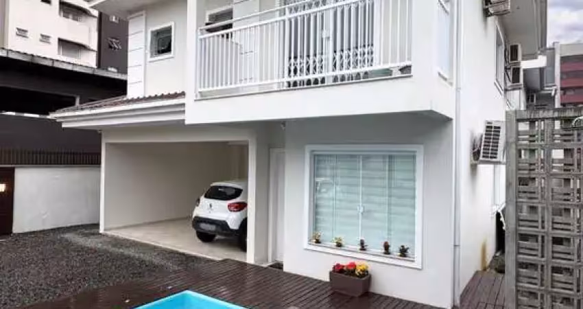 Casa com 3 quartos para alugar no América, Joinville 