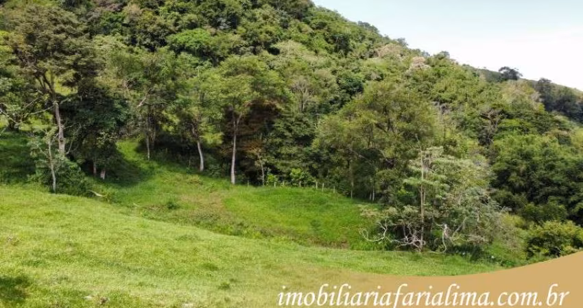 Você vai ter paz e união com sua família nesta chácara. Ela fica em um local seguro e com uma vista linda para a serra. Aproveite a oportunidade e mud