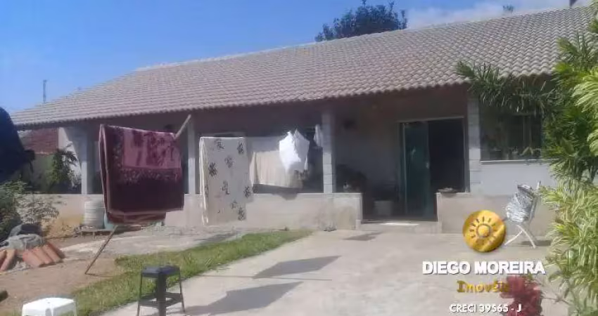 Casa com excelente terreno á venda em Terra Preta, bem localizada.