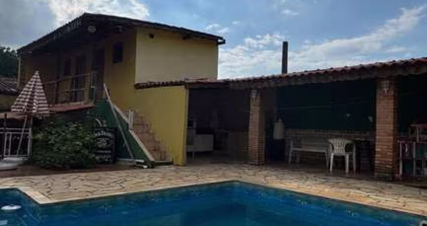 Casa com Piscina e Salão Comercial – Oportunidade Única!