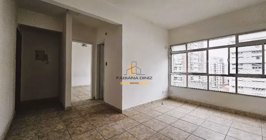 Apartamento amplo de 1 dormitório, em andar alto com vista livre.