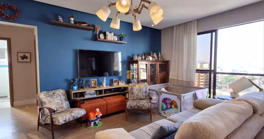 Lindo apartamento, rico em planejados, situado em andar alto com vista livre.