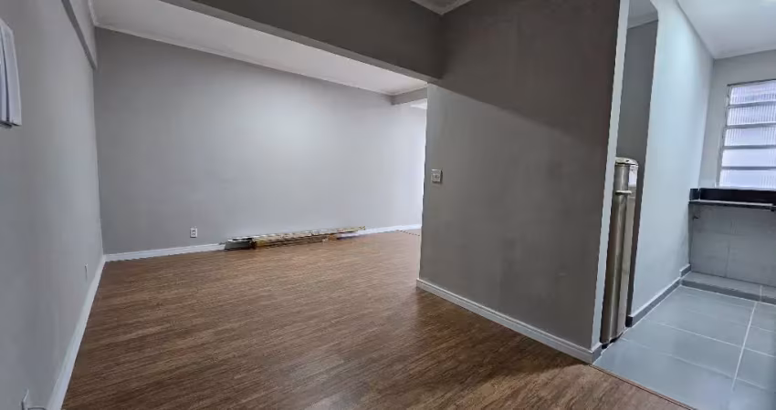Apartamento reformado bem localizado com direito a vaga de garagem