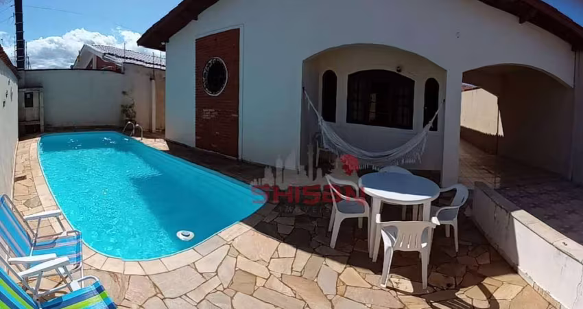 Casa com Piscina por R$580 Mil em Peruíbe – 3 Dorms e 5 Vagas!