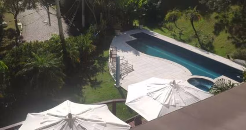 Luxuosa mansão de 4 suítes no Condomínio Refúgio dos Pinheiros em Itapevi-SP: 850m², 8 banheiros e 2 vagas. Agende sua visita hoje!