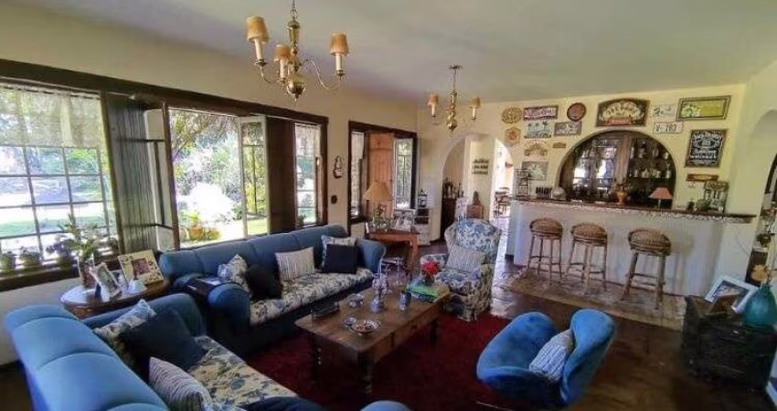 Chácara de Luxo à Venda em Santana de Parnaíba-SP - 4 Quartos, 2 Suítes, 6 Banheiros, 10 Vagas - 4.352 m²