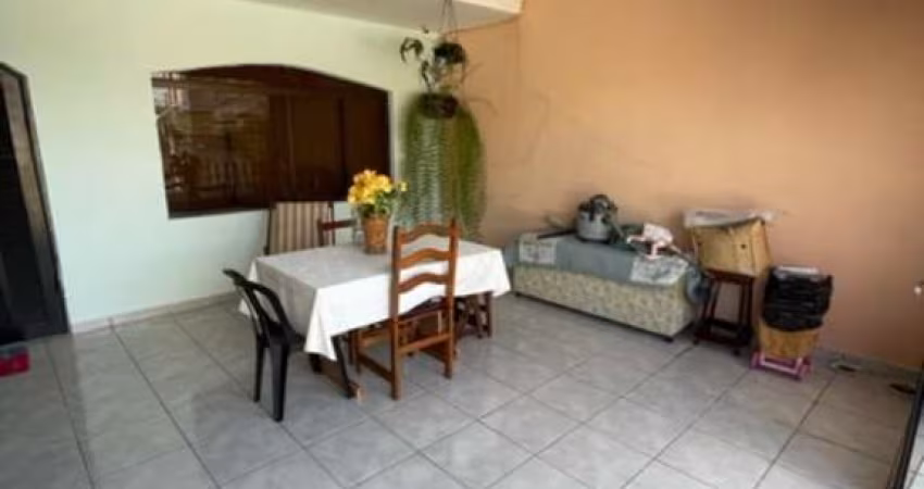 Exclusivo Sobrado 3 dormitórios sendo 2 suítes 3 vagas, 2 cozinhas, 2 salas, varanda envidraçada, churrasqueira no quintal, lavanderia..