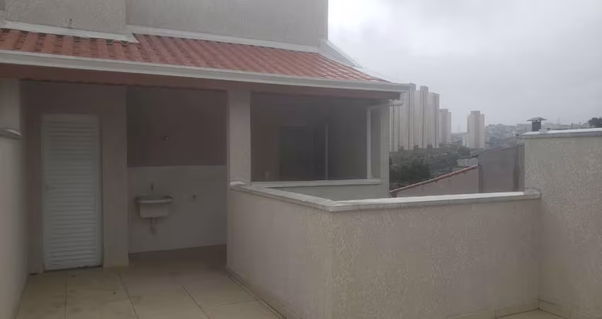 Cobertura com 2 dormitórios e 1 vaga de garagem.