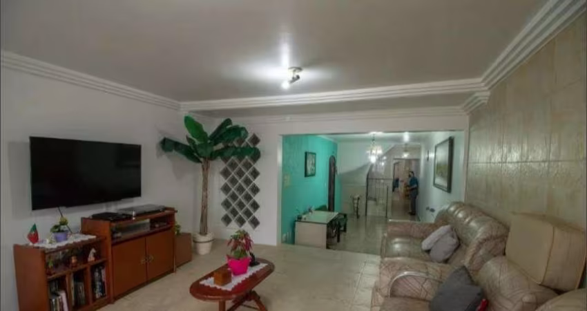 CASA ASSOBRADADA COM 4 QUARTOS, 2 SÚITES E 1 VAGA