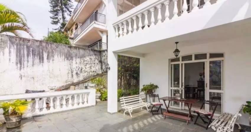 Casa à venda no Pacaembu com 350m² 3 dormitórios 2 suítes 5 banheiros 2 vagas
