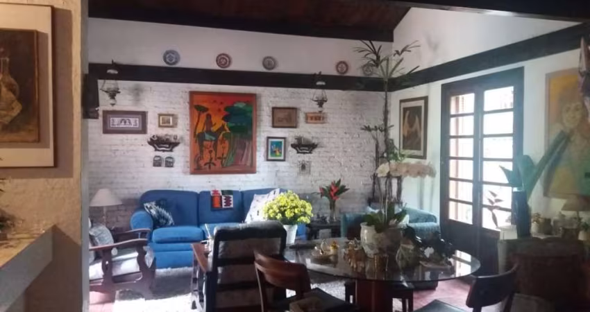 Sobrado à venda na Chácara Japonesa com 220m² 3 dormitórios 1 suíte 4 banheiros 2 vagas