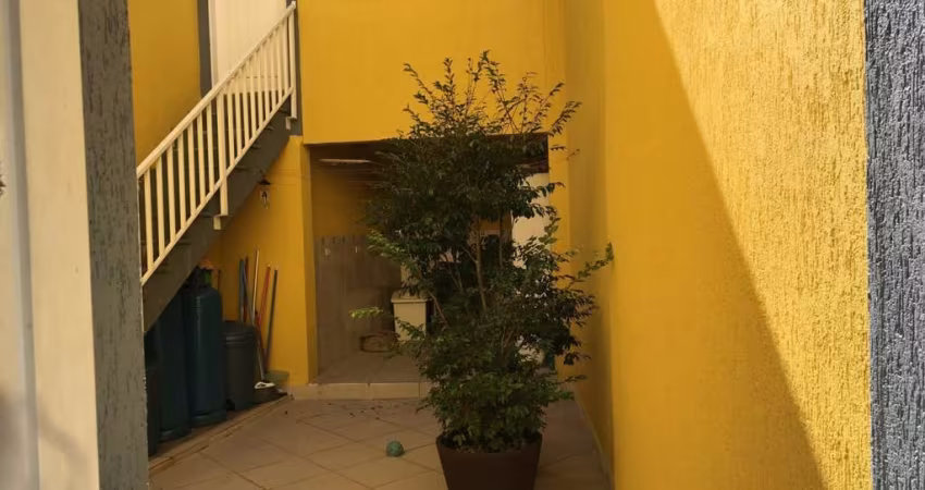 Casa Assobradada à venda no Parque São Domingos com 134m² 3 suítes 1 banheiro 2 vagas