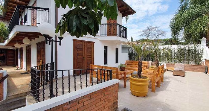 Casa com 800m e 5 quartos no Jardim Leonor