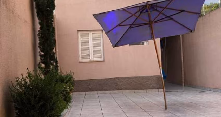 Casa à venda no Jardim Regis com 143m² 3 dormitórios 1 suíte 4 banheiros 2 vagas