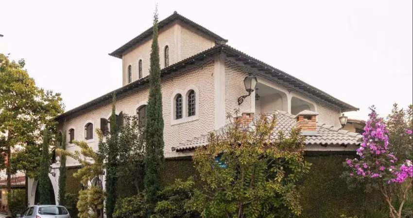 CASA ASSOBRADADA COM 5 DORMITÓRIOS SENDO 4 SUÍTES E 5 VAGAS DE GARAGEM. NO BAIRRO CHÁRA MEYER