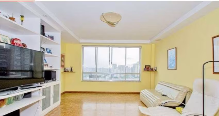 Cobertura no Condomínio Maria Hercília com 620m² 3 suítes  4 banheiros 2 vagas.