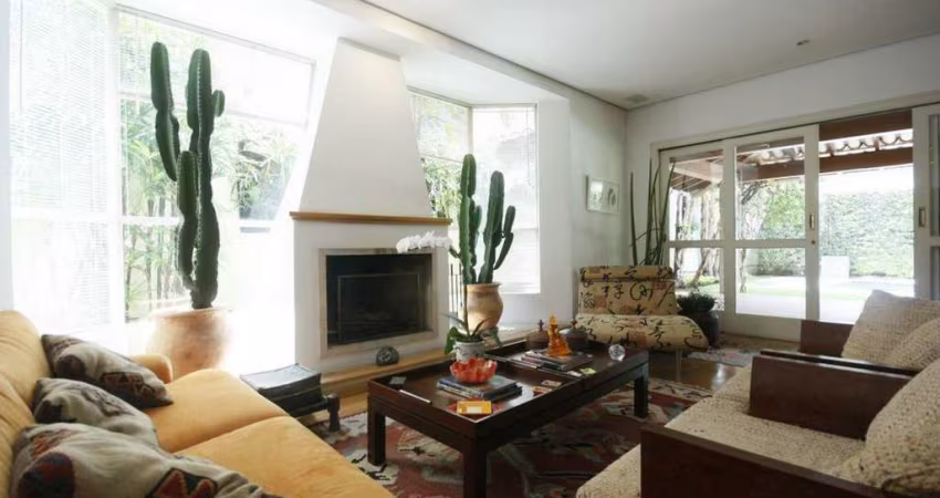 Casa em Alto de Pinheiros 492m2 com 3 dormitorios e 4 vagas de garagem