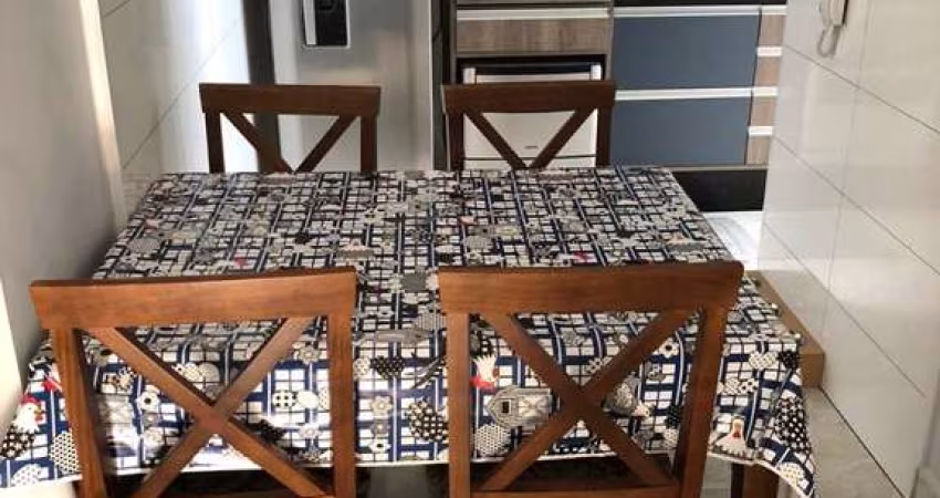 Apartamento pronto para morar todo mobiliado com fino acabamento, possui 02 dormitórios com porcelanato.