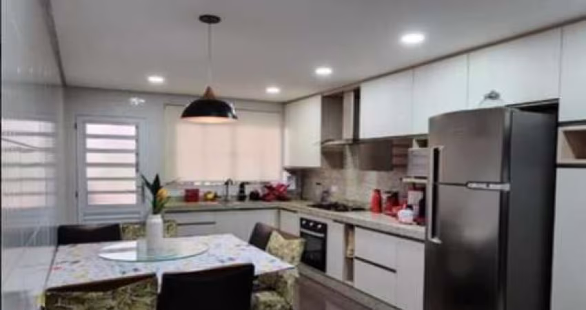 Sobrado em Jardim Laone, 126m², 3 dormitórios.
